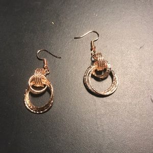 NWOT Gold Chain Circle Dangle Earrings ✨